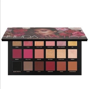 HUDA BEAUTY
Rose Gold REMASTERED Eyeshadow Palette